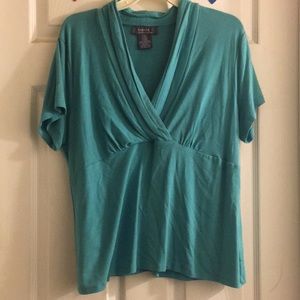 ❤️ Basic top with v neckline!